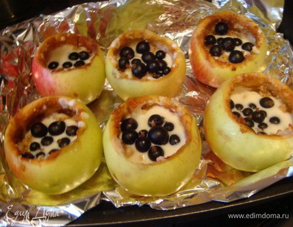 В очищенные яблоки  внутрь посыпать сахаром 1 ч.л. и корицей по вкусу,примерно 1/4 ч.л. .
Потом распределяем смесь печенья с орехами, примерно по 2 ст.л. .
Сверху крем и ягодки смородины. (всегда на кусту оставляю для украшения к блюду и поесть, так остается немного до конца августа).
Поставить в разогретую духовку 180 градусов на 15 минут.