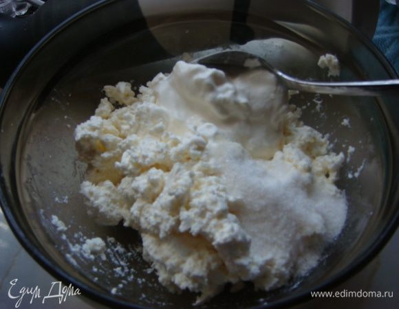 В чашку положить творог+сметану и сахар по 2 ст.л перемешать блендером до ровной консистенции.