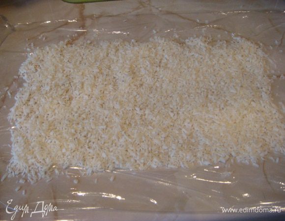 На пленку ровно насыпать и разровнять кокосовую стружку.