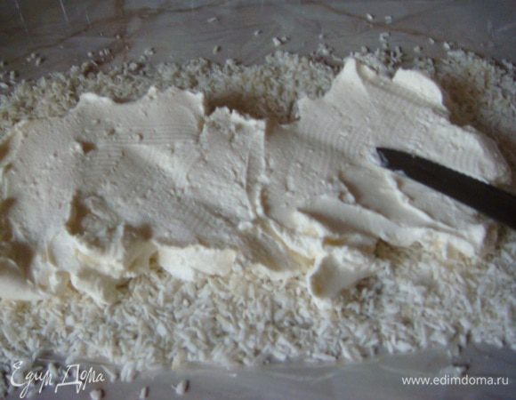 Сверху творог,разровнять ВНИМАНИЕ! нож макать лучше в стакан с водой и потом продолжать распределять.