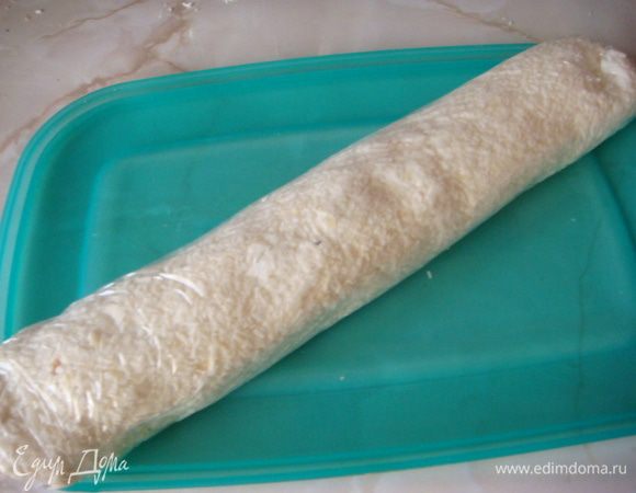И свернуть аккуратно в рулет.
Отправить такой руле в холодильник на пару часов,у меня до утра.
И еще плотно не прижимать пленку сформировали и все,что бы кокосовая стружка не была сильно прижата-для красоты конечно же)),потом наши роллы будут пушистыми.