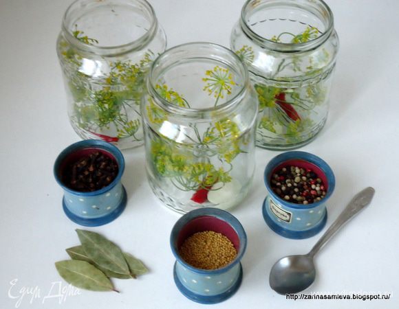 На дно вымытых предварительно банок положить 2 головки маленького лука или пластинку от большого, зонтик укропа, лавровый лист, половинку острого красного перца, гвоздику, горчицу и черный перец горошком.Если острого стручкового перца вдруг не окажется, то можно положить молотый острый красный перец 1/4 ч.л.

