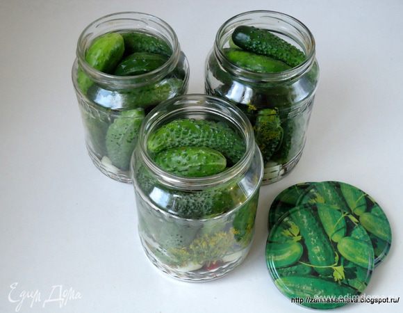 Далее, плотно уложить огурцы.	
