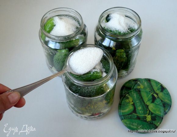 Поверх огурцов насыпать соль и сахар.
