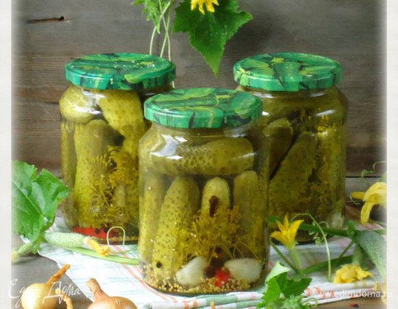 Стерилизовать банки 10 минут после закипания воды в кастрюле. В конце стерилизации в каждую банку влить по 1 десертной ложке уксусной кислоты 70% Приятного!!
