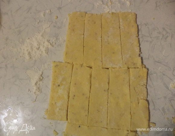 Тесто раскатать в тонкий пласт, нарезать полосками.