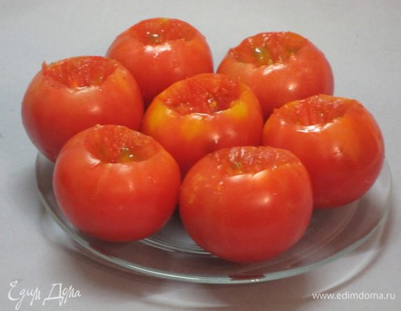 Помидоры вымыть, обсушить. Вырезать сердцевину.