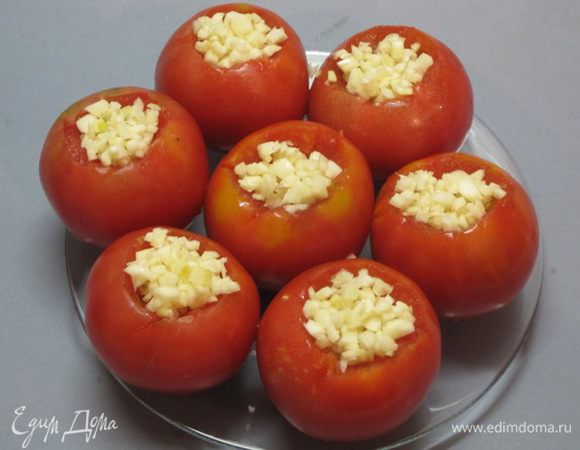 Сверху выложить нарезанный чеснок.