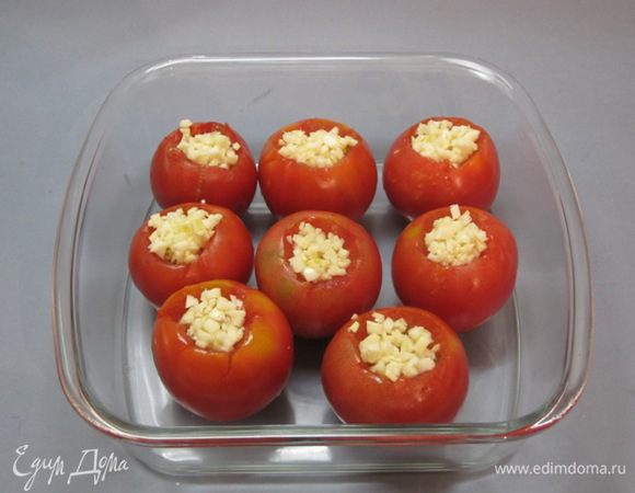 Подготовленные помидоры выложить в контейнер.
