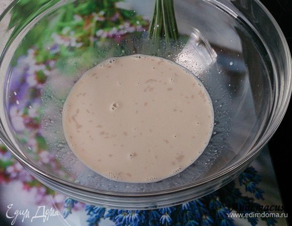 Дрожжи раскрошить и вместе с 1 ч.л. сахара растопить в теплом молоке. Накрыв дать настояться 10 мин в теплом месте. 