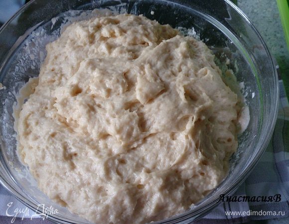 Затем оставшийся сахар и яйца добавить к дрожжам и перемешать. После этого добавить муку, масло, цедру лимона и соль и замесить тесто. Тесто накрыть и поставить в теплое место на 45 минут.