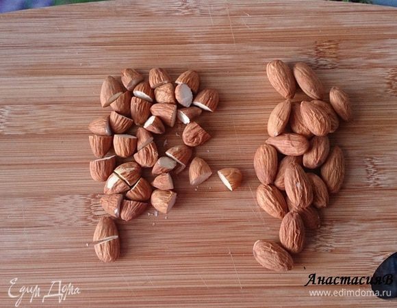 50 г миндаля разрезать пополам и добавить к тесту.