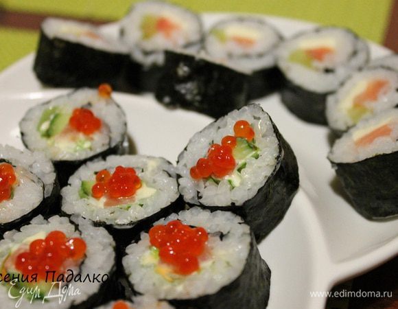 Каждую "колбаску" нарезаем на 6-7 частей, перед каждым надрезом нож смачиваем в воде. Приятного аппетита!