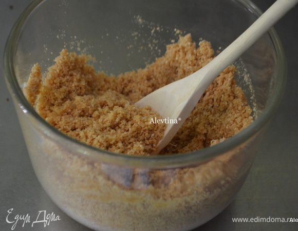 Смешать в емкости крошку от крекеров "Грехем", добавить растопленное масло, мелкий сахар, цедру.
