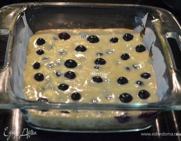 В емкости смешать желтки от крупных яиц, сгущенное молоко, лимонный сок и цедру. Затем добавить половину стакана ягод, перемешать. Вылить аккуратно в форму. Выложить поверх вторую часть ягод. Поставить в духовку на 15 мин. Проверяем зубочисткой, если центр не жидкий, десерт готов.