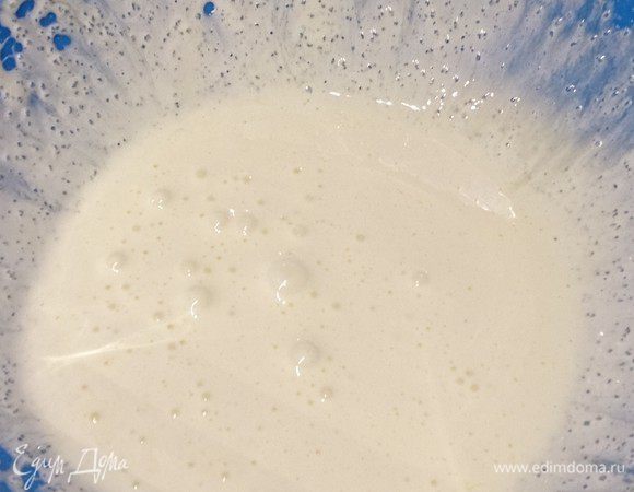 Желтки , 35 гр сахара, и ванильный сахар отправить в миску. Хорошо взбить желтки с сахаром пока масса не увечиться и не побелеет.