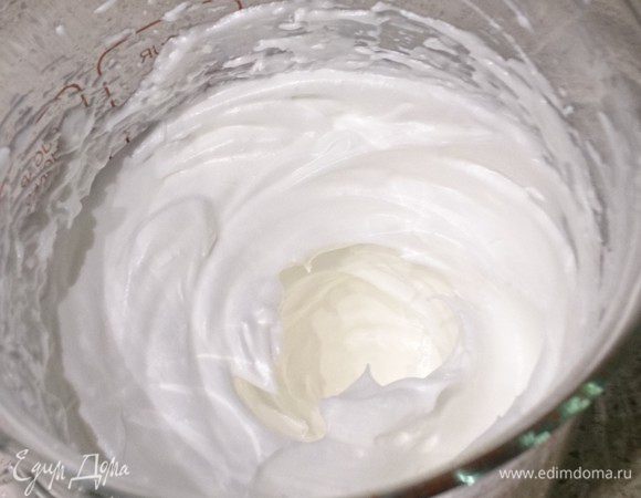 Положить белки отдельно в миску и взбивать на низкой скорости до образования пены. Постепенно увеличивать скорость миксера  не прекращая взбивания, постепенно подсыпаем 35 гр сахара.
Продолжаем взбивать, пока белки не станут плотными.
