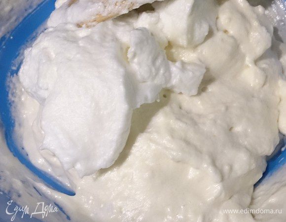 Третью часть белков добавить к желткам и аккуратно, снизу-вверх, перемешать. Добавить в желтковую смесь просеянную муку и хорошо размешать. Добавить оставшиеся белки и очень аккуратно, перемешать снизу-вверх тесто. 