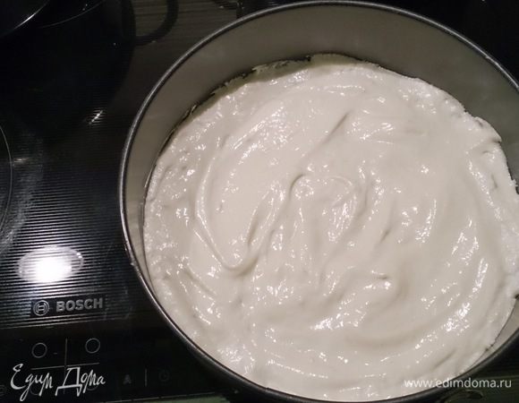 Форму d22 смазать слив. маслом и разровнять поверхность. Выпекать бисквит в заранее разогретой до 180°C духовке около 25 минут.