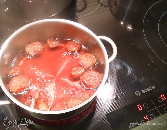 От общего количества клубники возьмите 100 гр для сиропа, из которого мы потом будем готовить желе. Положите ее в кастрюлю, добавьте 40 гр сахара, 250 мл воды и поставьте на огонь. Варите 10 мин.