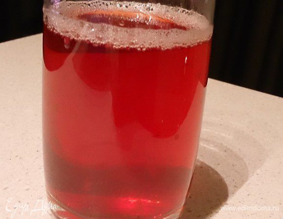 Сироп слейте через ситечко в стакан. Должно быть 250 мл жидкости. Если не хватает, то просто добавьте туда воды. Этот сироп будет нужен нам для покрытия торта поверх клубники.
