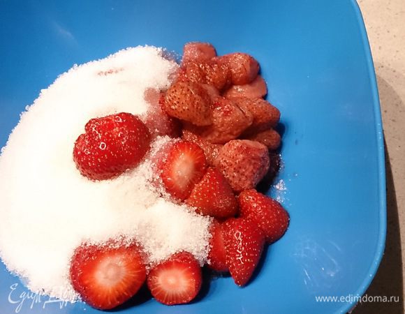 250 гр клубники соедините с клубникой, которая варилась в сиропе. Добавьте оставшиеся 200 гр сахара и пробейте блендером до пюреобразного состояния.