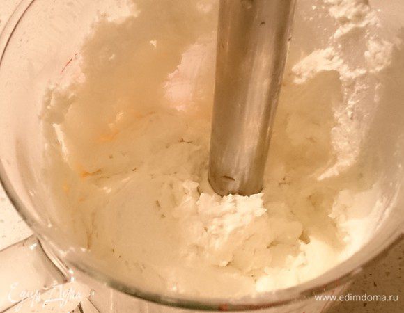 Пробейте блендером мягкий творог и сметану.