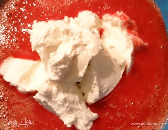 Соедините творожную массу с клубничным муссом и пробейте блендером, чтобы масса стала однородной.
