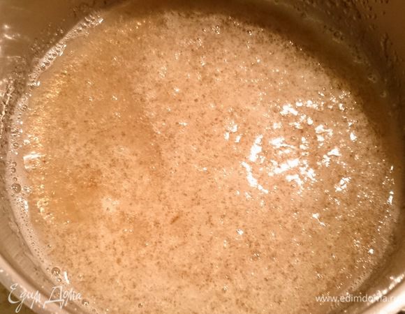 Желатин залейте оставшимися 100 мл воды и дайте набухнуть. Нагрейте на огне до растворения гранул. Но не кипятите! Дайте немного ему остыть.
