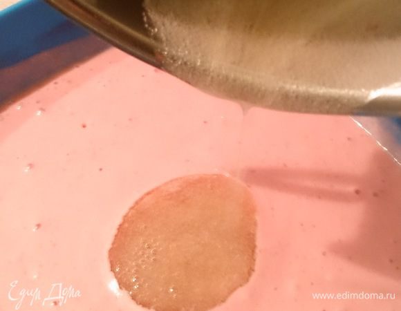 Теплый распущенный желатин введите в клубничный мусс и перемешайте.