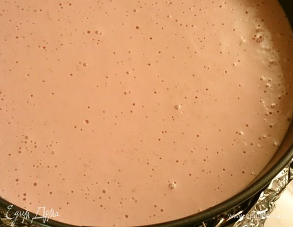 Положите испеченный бисквит в разъемную форму d 24 см. Сверху залейте клубничным муссом и поставьте на 30 мин. - 1 час. в холодильник для застывания.