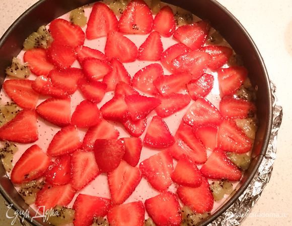 У нас осталось 200 г клубники для украшения. Нарежьте ее тонкими пластинками.
Выложите сверху на застывший мусс.