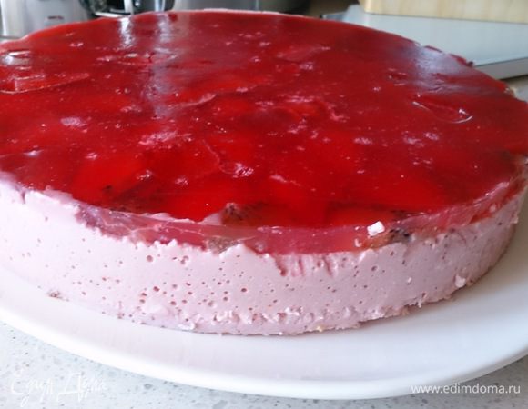 Сварите из клубничного сиропа желе. Для этого нужно высыпать в сироп содержимое пакетика “Желе для тортов” 10 гр и дать закипеть на огне. Это желе можно кипятить. Им покрывают верх торта. Поставьте в холодильник на 2-3 часа для полного застывания тарта. После этого осторожно освободите тарт от кольца формы. 

Приятного аппетита!