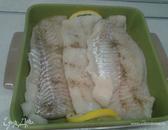 Рыбу помыть, обсушить, выложить в форму для запекания.
Посолить, поперчить, сбрызнуть соком лимона.