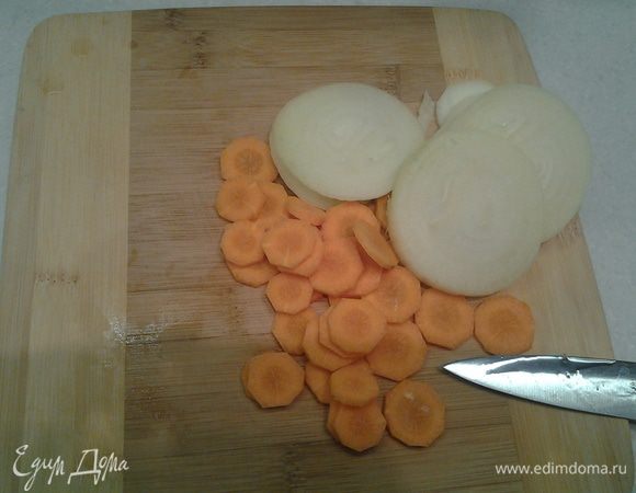 Лук и морковь нарезать кольцами.