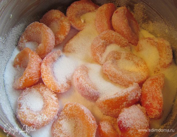 Берем большую кастрюлю (для консервирования или нержавейку, но не алюминиевую) и смазываем дно сливочным маслом. Это поможет предотвратить пригорание джема. Абрикосы разрезаем пополам и выкладываем в кастрюлю слоями. Каждый слой пересыпаем сахаром. 
