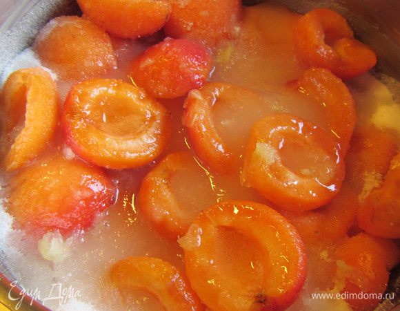 Из лимона выжимаем сок и выливаем его на абрикосы. Накрываем кастрюлю полотенцем и оставляем на ночь. (Такое предварительное замачивание делает фрукты более твердыми и потом при приготовлении джема половинки плодов лучше держат форму). 
