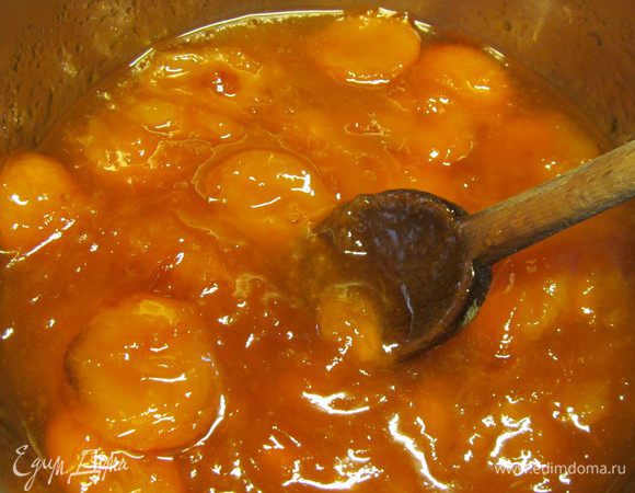 На следующий день готовим джем. Для теста на его готовность убираем 3 блюдца в морозилку. Берем нашу кастрюлю с абрикосами. Я этот джем готовила 2 раза и в обоих случаях выделялось довольно много сока, поэтому я часть его сливала. Думаю, что это зависит от фруктов и их спелости. Жидкость должна только покрывать фрукты, а все остальное лучше удалить, иначе джем может не загустеть. Ставим кастрюлю на средний огонь и готовим минут 15 до полного растворения сахара (все гранулы должны раствориться, иначе консистенция джема не будет верной). В моем случае весь сахар уже растворился за ночь. Затем увеличиваем огонь до очень высокого и даем фруктам прокипеть минут 10-20. Здесь важно далеко не отходить и периодически помешивать, чтобы не подгорело. 
