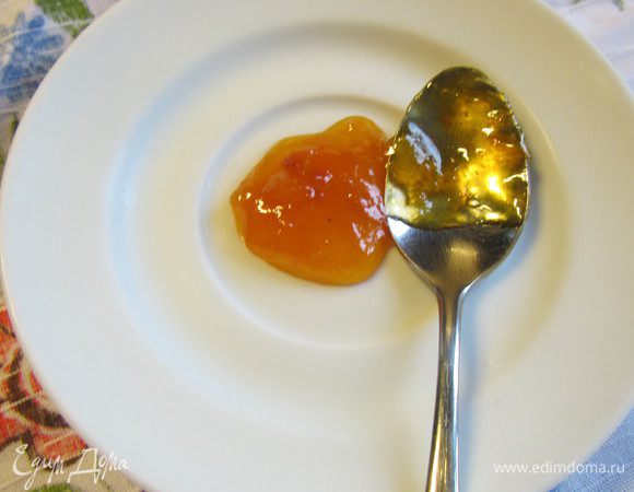 Тестируем джем на готовность. Из морозилки достаем блюдце и выкладываем на него немного джема. Даем ему остыть несколько секунд, затем пробуем его пальцем. Если он не растекается и на нем образовалась своеобразная "корочка"(чуть затвердевшая поверхность), значит джем готов. Если этого не происходит, даем джему прокипеть еще 5 минут и повторяем тест. Так доводим джем до желаемой консистенции. Он может быть более жидкий или густой по вкусу. Я готовила его немного дольше, и он у меня получился густой, чего я и хотела добиться.

