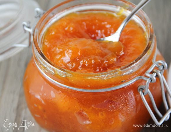 Теплый джем раскладываем по подготовленным банкам и закатываем горячим. Я свой хранила просто в холодильнике и он у нас долго не прожил. 
