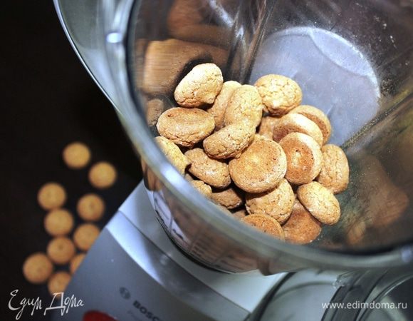 Поставить духовку разогреваться до 170 градусов. Отложить 10 штук печенья для украшения, остальные измельчить в муку.