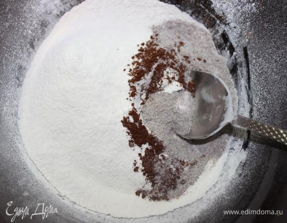 Отделить желтки от белков. Просеять в миску муку и крахмал, добавить кофе и перемешать.