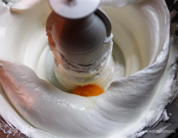 Взбить белки, постепенно добавить сахар и взбивать до устойчивой, глянцевой пены в течение нескольких минут. Продолжая взбивать, добавить по одному желтки.