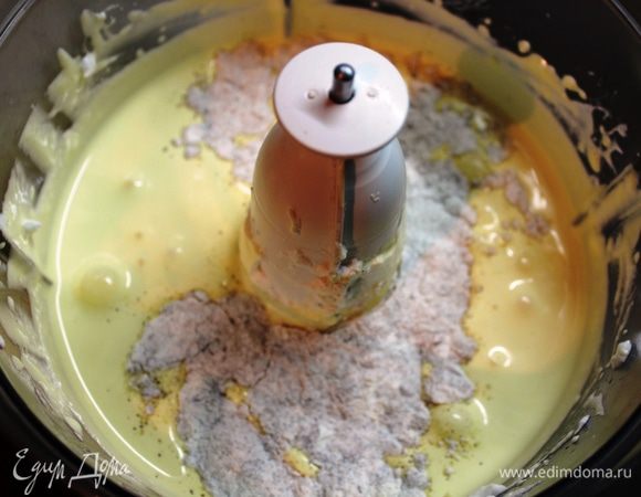 Затем ввести мучную смесь в 3 партии, каждый раз аккуратно перемешивая на минимальной скорости, не взбивая.