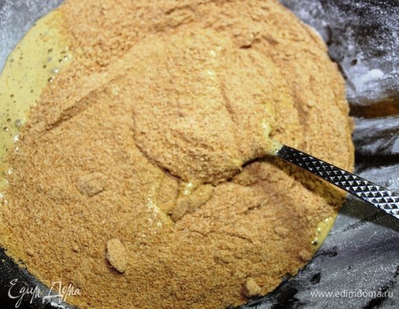 В последнюю очередь ложкой подмешать к смеси крошку печенья.