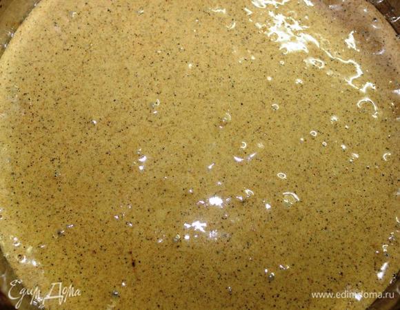 Вылить смесь в разъемную форму (у меня 21 см в диаметре), дно которой застелено пекарской бумагой, и поставить в духовку на 30 минут.