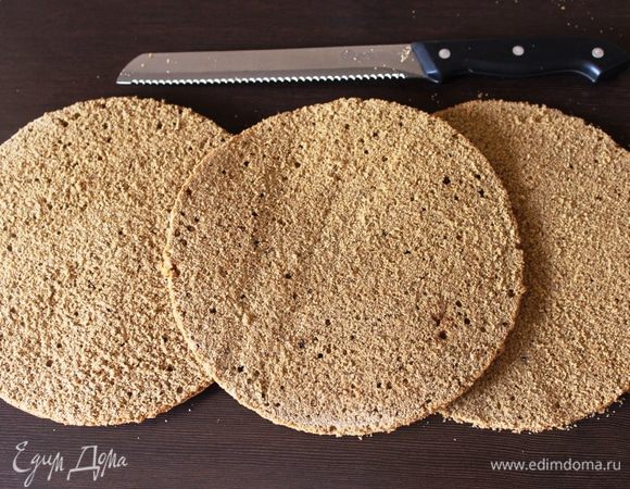 Бисквит охладить и разрезать на 3 части.