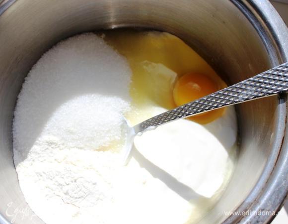 Теперь крем. Масло необходимо заранее достать из холодильника, так как при смешивании сливочная и заварная части должны быть одинаковой температуры. Хорошенько перемешать в кастрюльке сметану, 125 грамм сахара, яйца и муку.