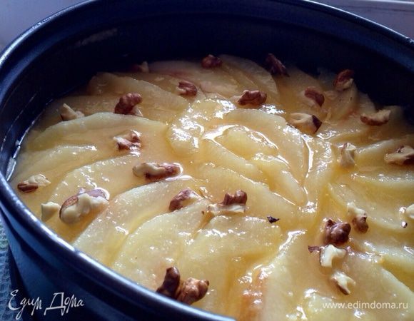 Сверху уложить груши, полить сверху грушевой карамелью и посыпать измельченными грецкими орехами. Выпекайте пирог в разогретой до 180°C духовке, 40 минут.
