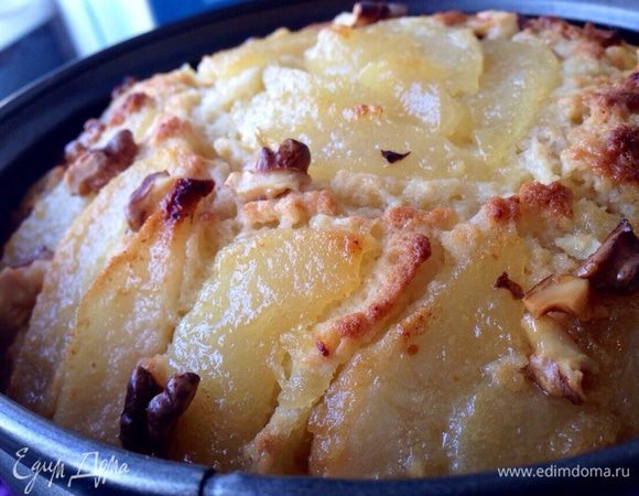 Дать пирогу чуть остыть в форме и аккуратно вынуть из формы. Заварить чай/кофе и подавать к столу!...